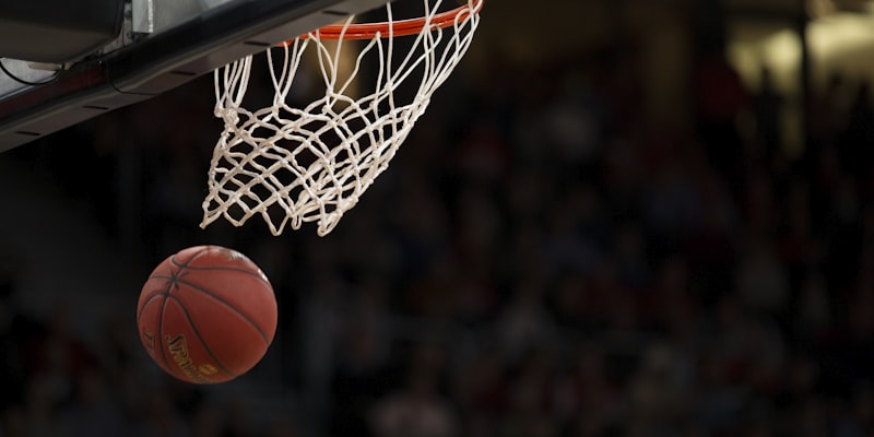 NBA季后赛激烈比赛场景，球员扣篮瞬间